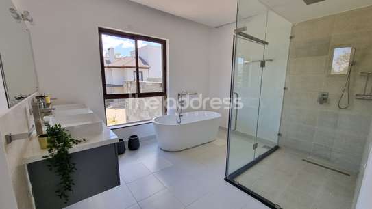 5 Bed Villa with En Suite in Karen image 5