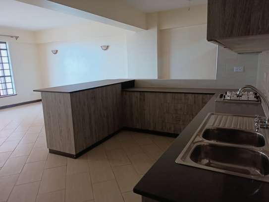 3 Bed Apartment with En Suite in Mountain View image 5