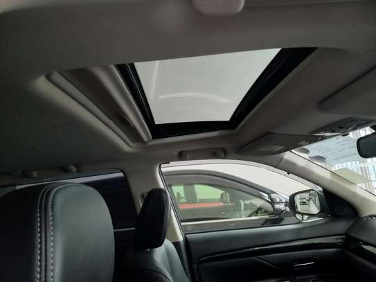 MITSUBISH OUTLANDER WITH SUNROOF. image 2