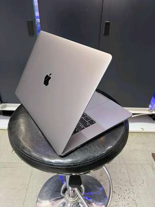 MacBook 2017 15 image 3