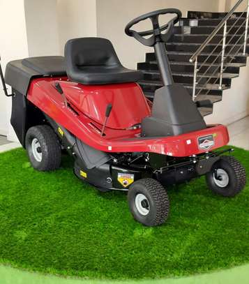 Briggs and Stratton Ride on lawn mower 12hp 30 inches blade image 2