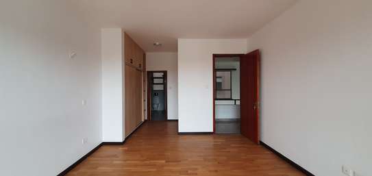 4 Bed Apartment with En Suite in General Mathenge image 9