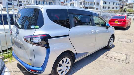 Toyota sienta hybrid silver 2018 image 8