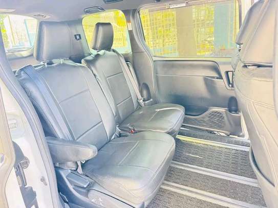 Toyota  voxy hybrid image 4