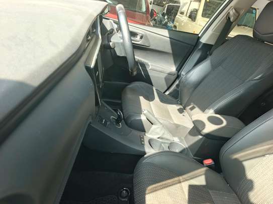 Toyota Auris hybrid image 4