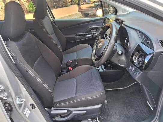 Toyota Vitz Silver 1300cc 2018 image 6