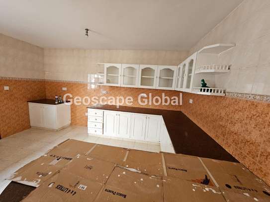 5 Bed Townhouse with En Suite in Spring Valley image 12