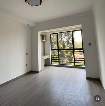 3 bedroom apartment all ensuite with Dsq image 2