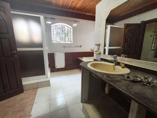 4 Bed House with Garden in Hill View image 35