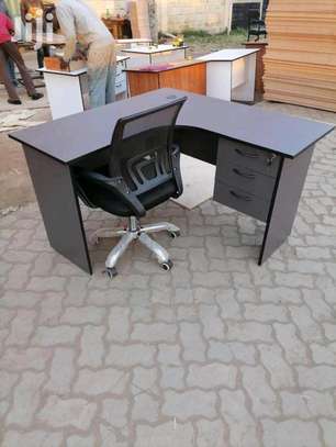 Comfortable office chair plus l shape desk image 1