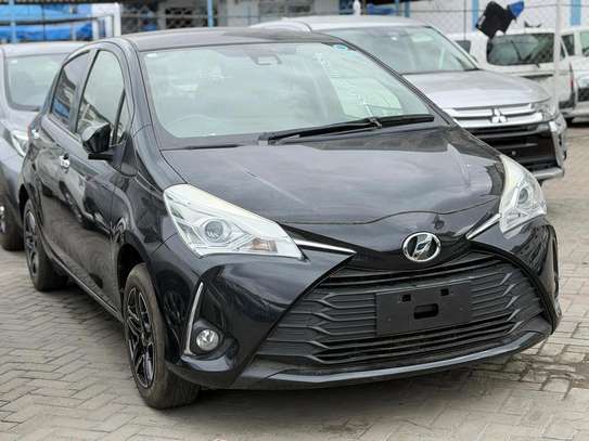 Toyota vitz black image 2