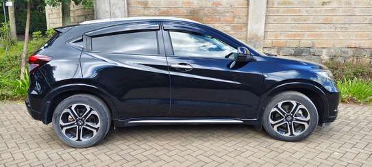 Honda vazel hybrid 1500cc fully loaded black color 2018. image 8