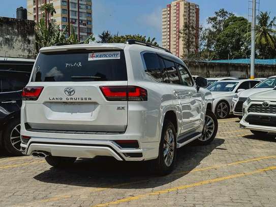 Toyota land cruiser Zx Sunroof 2022 image 12