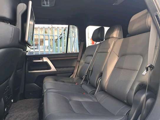 Toyota land Cruiser ZX V8 white 2018 image 8