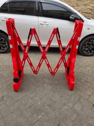Portable expandable safety barricade image 3
