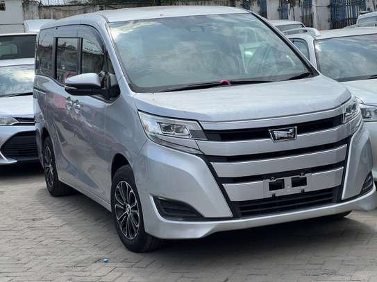 TOYOTA NOAH image 6