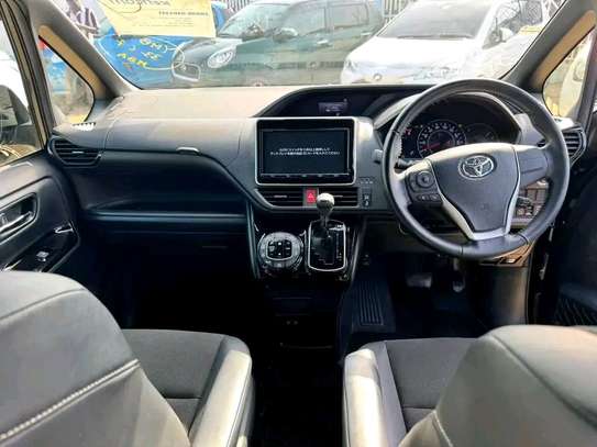 Toyota Noah wxb image 9