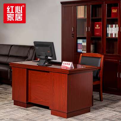Office tables: 1400mm executive desk with keyboard holder image 3