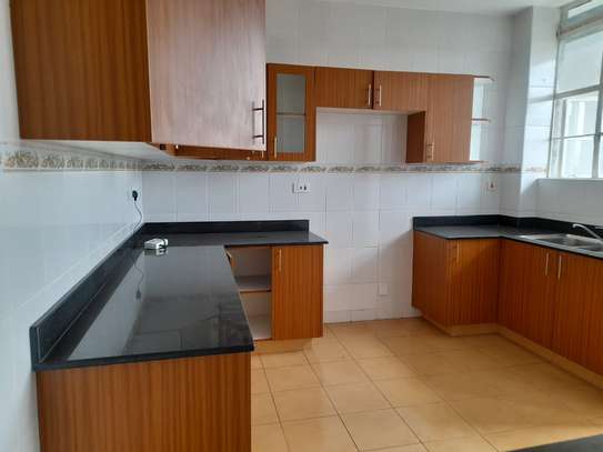 3 Bedroom apartment All Ensuite with a Dsq image 9