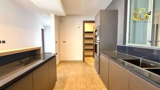 3 Bed Apartment with En Suite in Brookside image 16