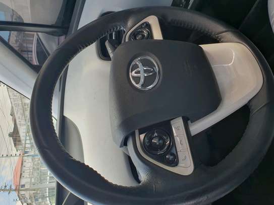 Toyota Prius Hybrid image 8
