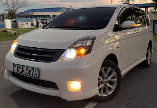 Toyota ISIS 2010 image 2
