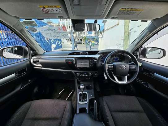 Toyota Hilux 4x4 Pickup White Durable Performance image 9