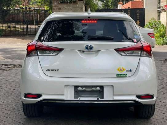 2017 Toyota Auris Hybrid image 1