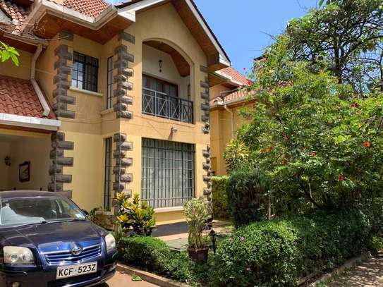 5 bedroom townhouse all ensuite with a Dsq available image 2