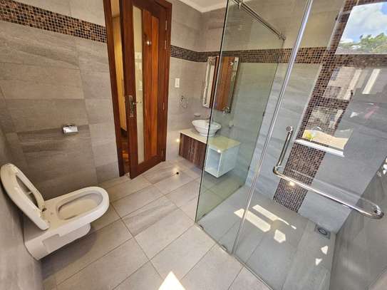 5 Bed House with En Suite in Lavington image 12