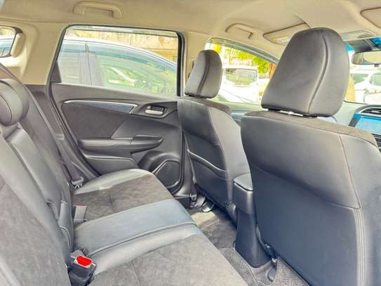 Honda fit Shuttle Hybrid image 2