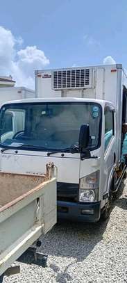 ISUZU NPR85 freezer image 2