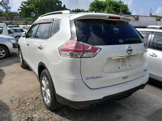 Nissan X-trail white 2016 5seater image 8