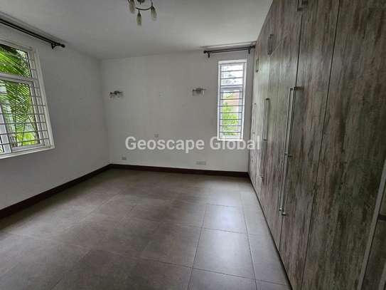 5 Bed House with En Suite in Rosslyn image 6