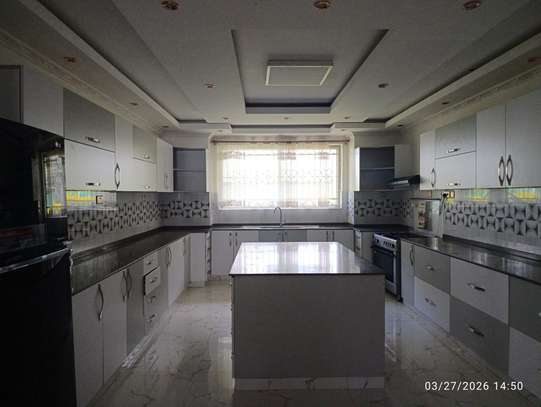 6 Bed Townhouse with Garden at Windy Ridge image 4