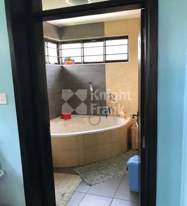 5 Bed House with En Suite in Lavington image 12