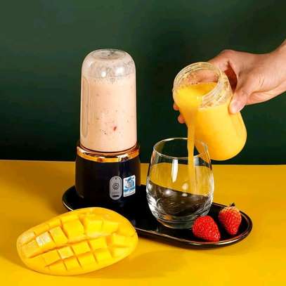 Rechargeable Portable Juicer with a juice Cup image 2