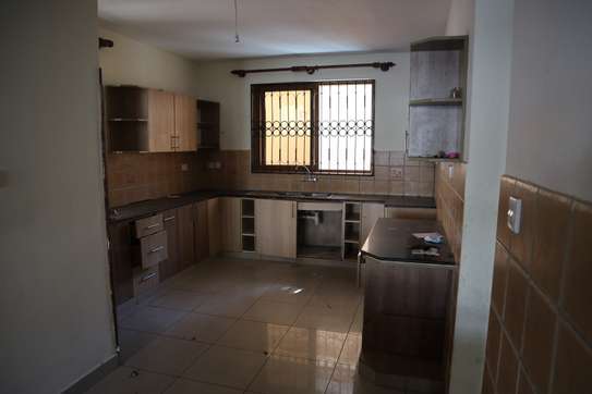 5 Bed House with Swimming Pool in Nyali Area image 9