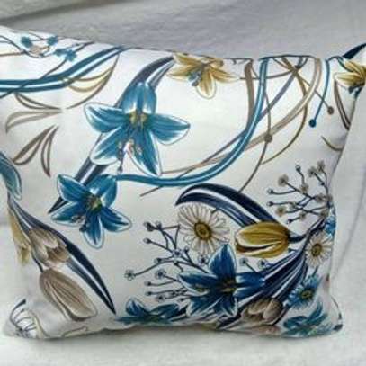 FLOWERED THROW PILLOWS image 2