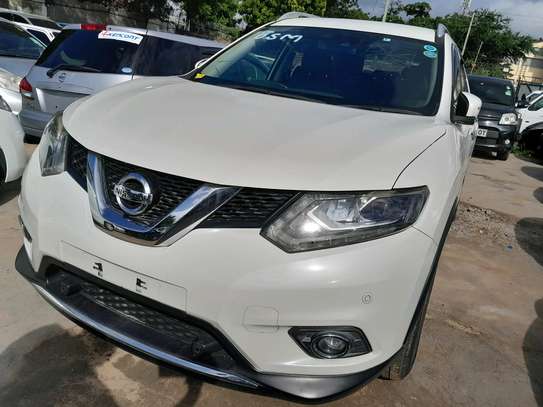 Nissan X-trail white 2016 5seater image 2