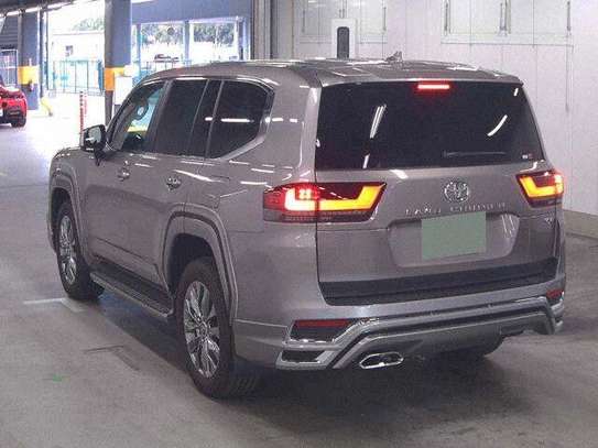 Toyota Land Cruiser V8 image 7