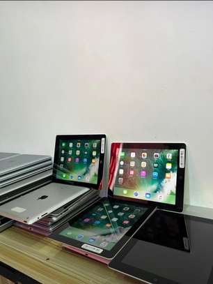 iPad 4 tablet image 2