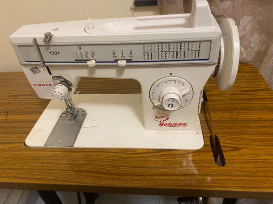 Singer 1301 Electric sewing machine image 2
