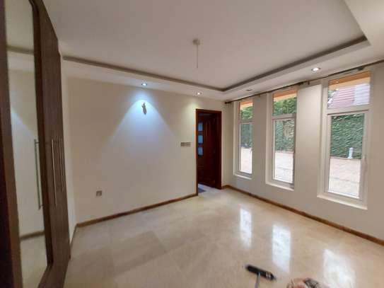 5 Bed Townhouse with En Suite at Convent Drive image 2