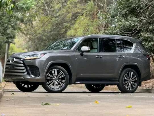 2022 Lexus LX600 image 9