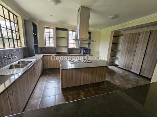 5 Bed House with En Suite in Rosslyn image 15