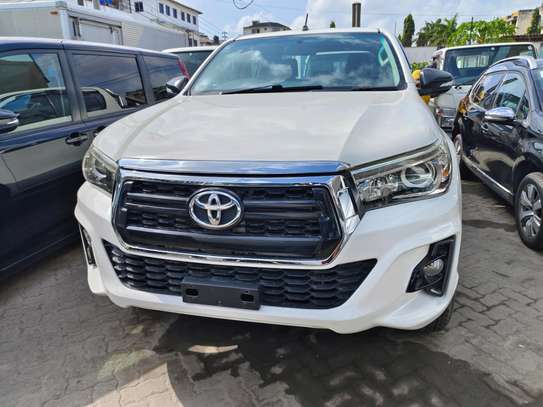 Toyota Hilux double cabin white 2016 image 2