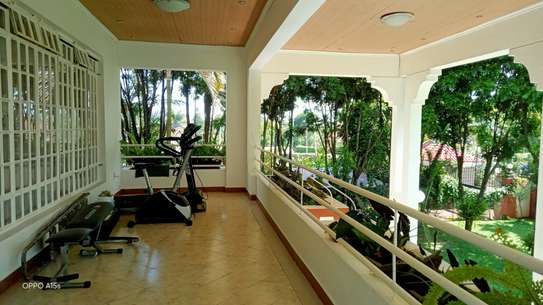 6 Bed House with En Suite in Runda image 2