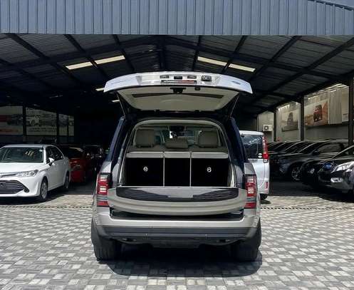 Land Rover Vogue 2018 Gold image 9