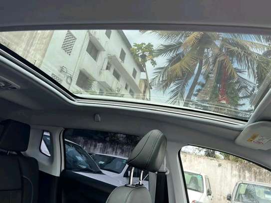 Peugeot 2008 moonroof image 10